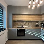 Mirandis Apartments - Comfort & Private Parking Near Coresi Mall