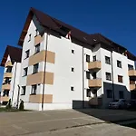 Mirandis Apartments - Comfort & Private Parking Near Coresi Mall
