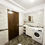 Mirandis Apartments - Comfort & Private Parking Near Coresi Mall