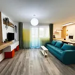 Mirandis Apartments - Comfort & Private Parking Near Coresi Mall