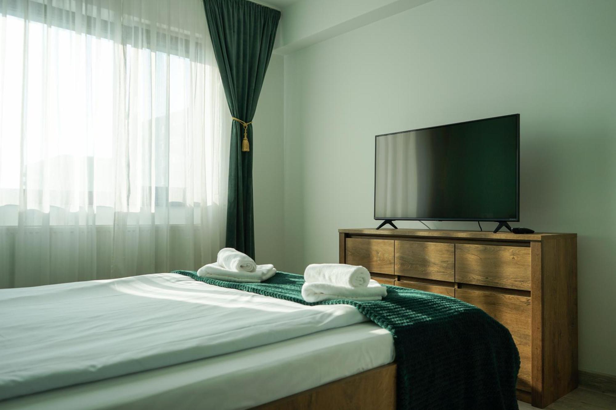 Apartment Mirandis - Comfort & Private Parking Near Coresi Mall