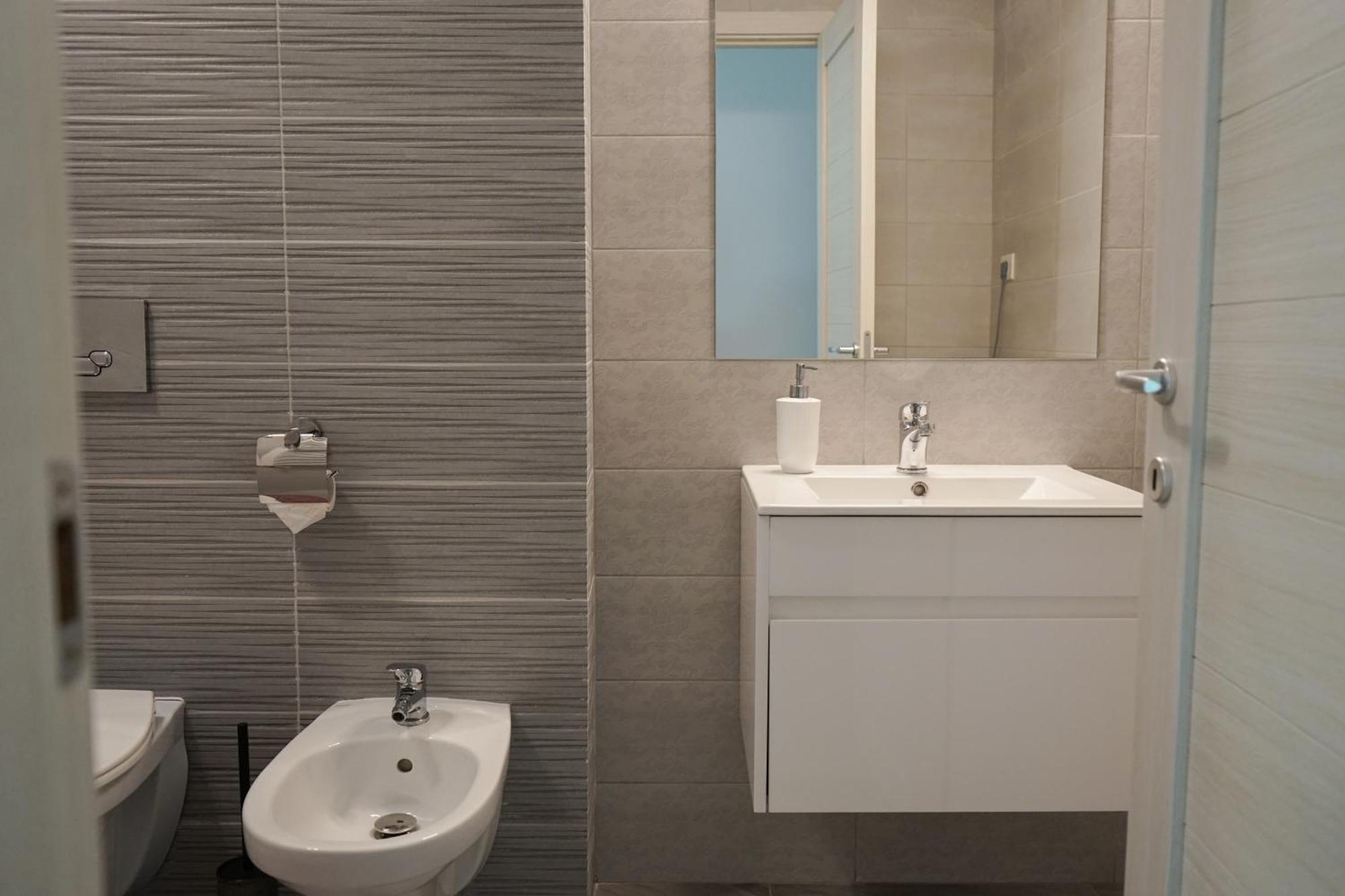 Apartment Mirandis - Comfort & Private Parking Near Coresi Mall