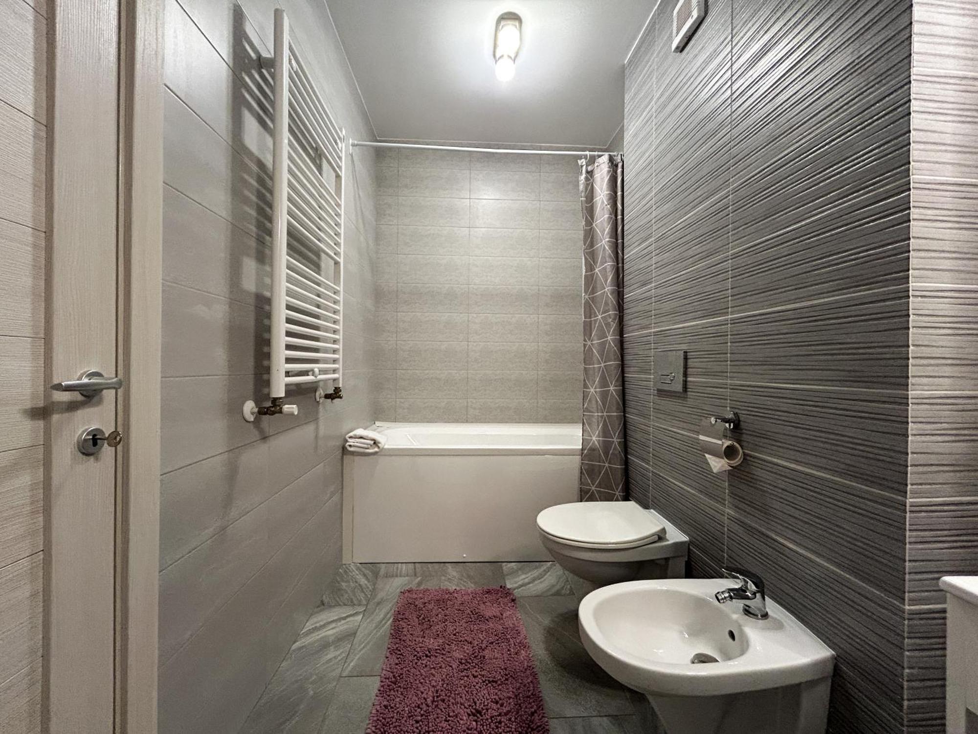 Apartment Mirandis - Comfort & Private Parking Near Coresi Mall *