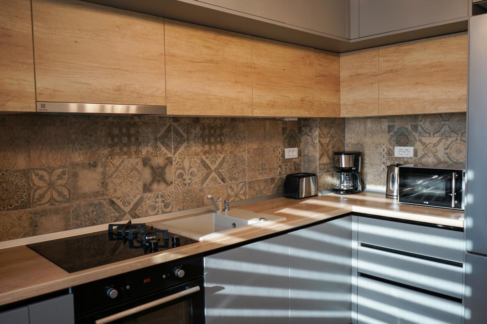 Mirandis - Modern With Free Parking Near Coresi Mall Apartment *
