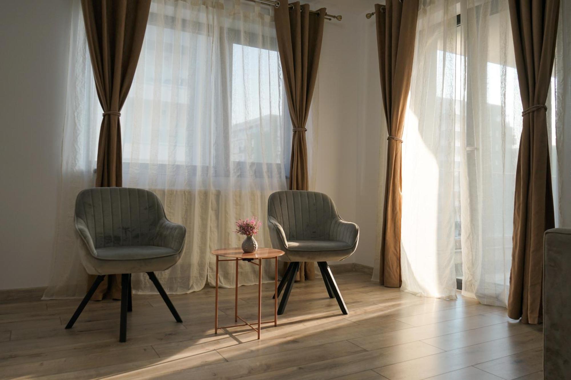 Mirandis - Comfort & Private Parking Near Coresi Mall *