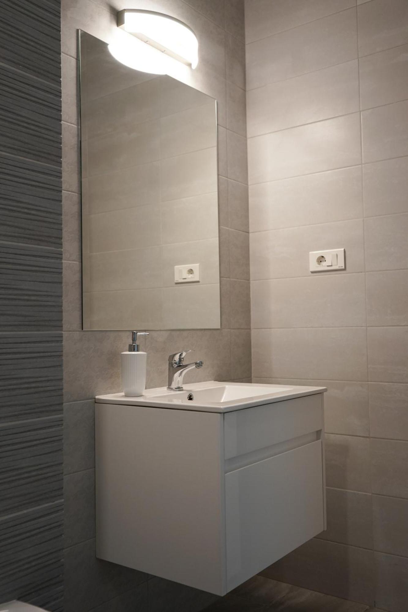 Apartment Mirandis - Comfort & Private Parking Near Coresi Mall *