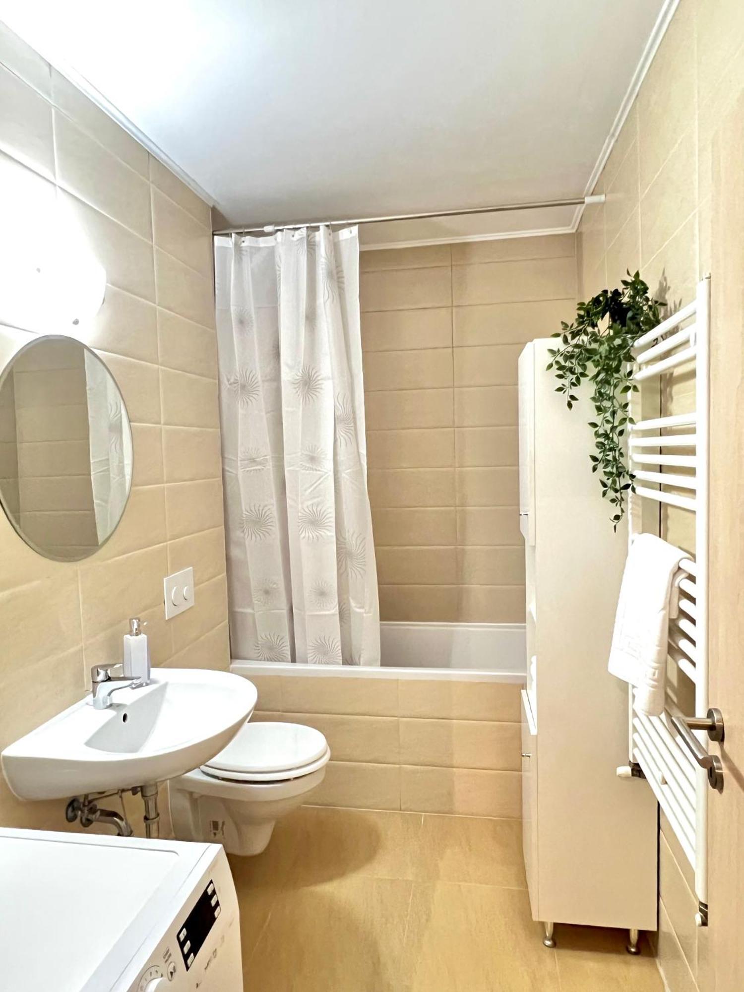Mirandis - Comfort & Private Parking Near Coresi Mall Apartment