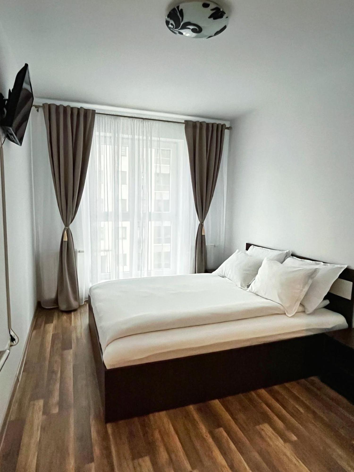Apartment Mirandis - Comfort & Private Parking Near Coresi Mall *