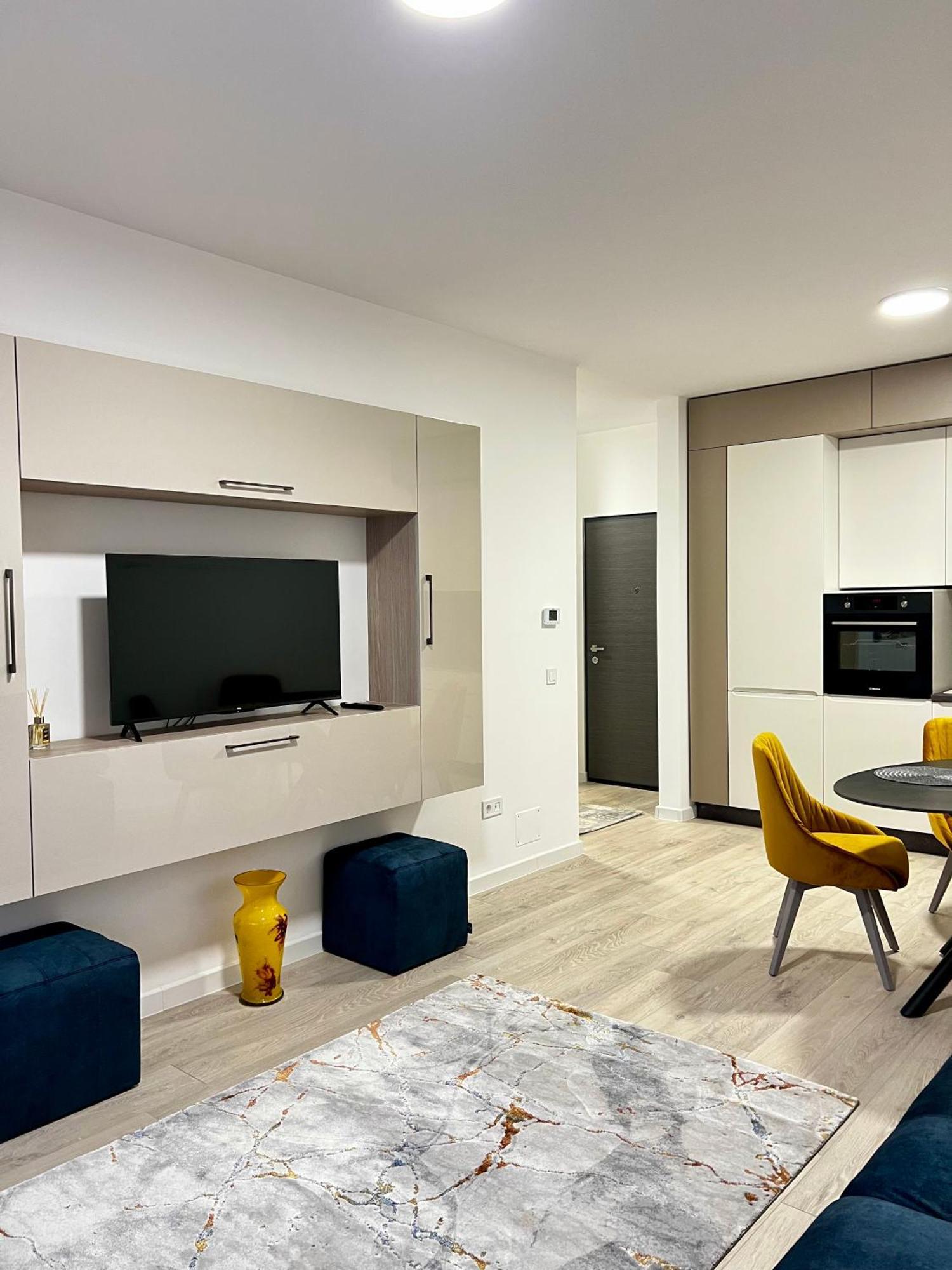 Mirandis - Comfort & Private Parking Near Coresi Mall *
