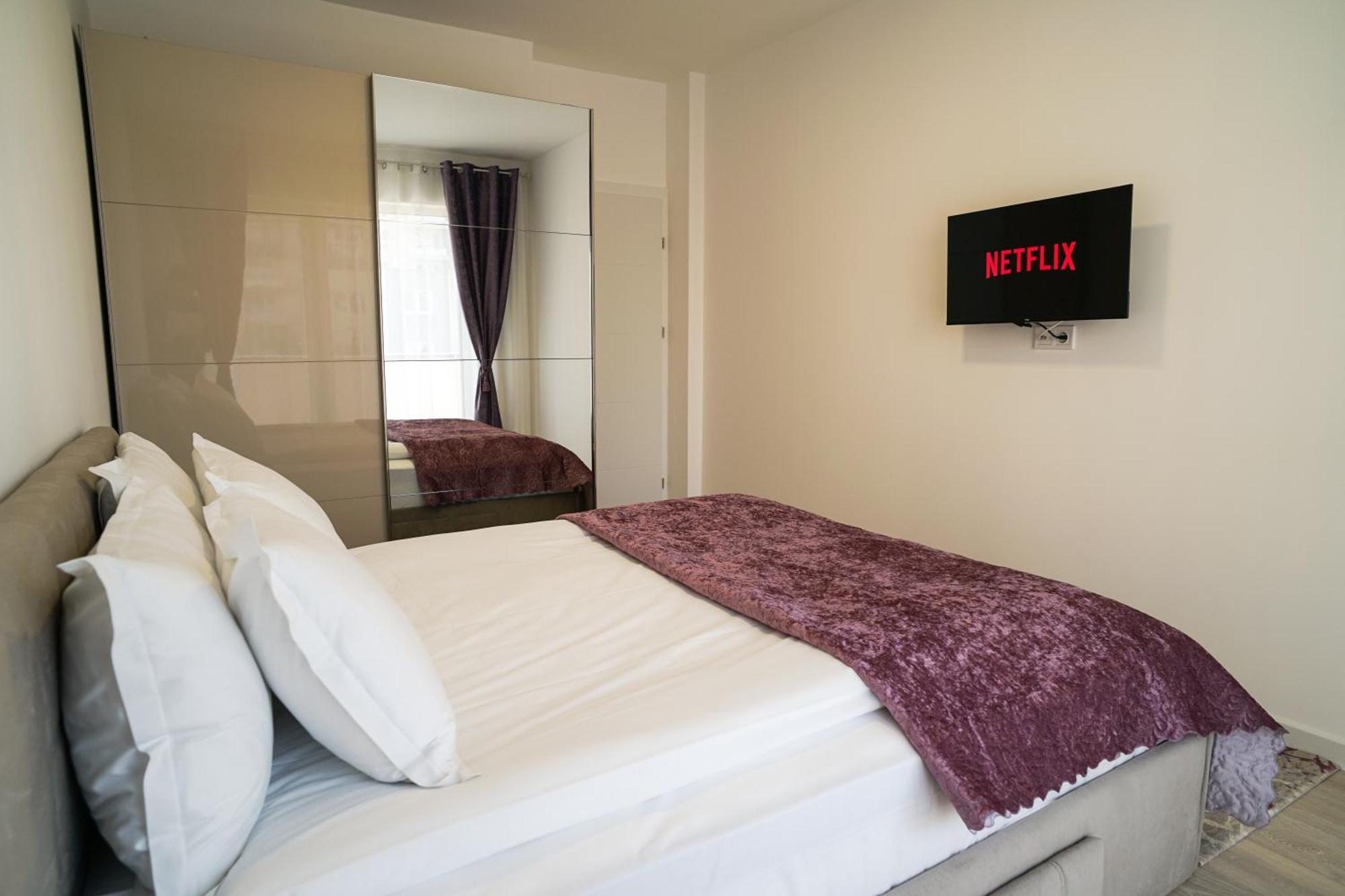 Mirandis - Comfort & Private Parking Near Coresi Mall *