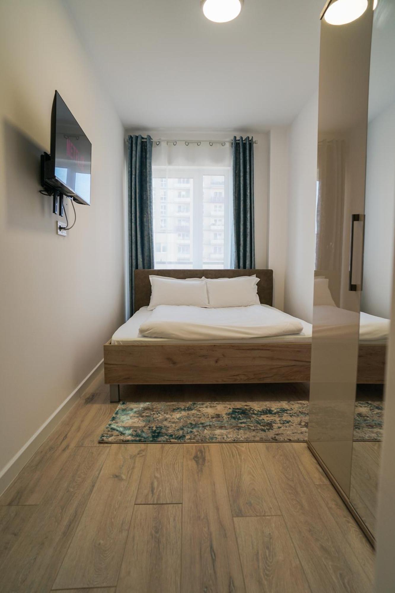 Apartment Mirandis - Comfort & Private Parking Near Coresi Mall *