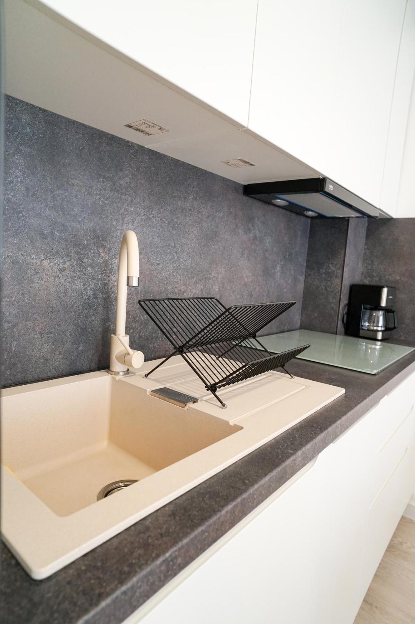 Apartment Mirandis - Comfort & Private Parking Near Coresi Mall *