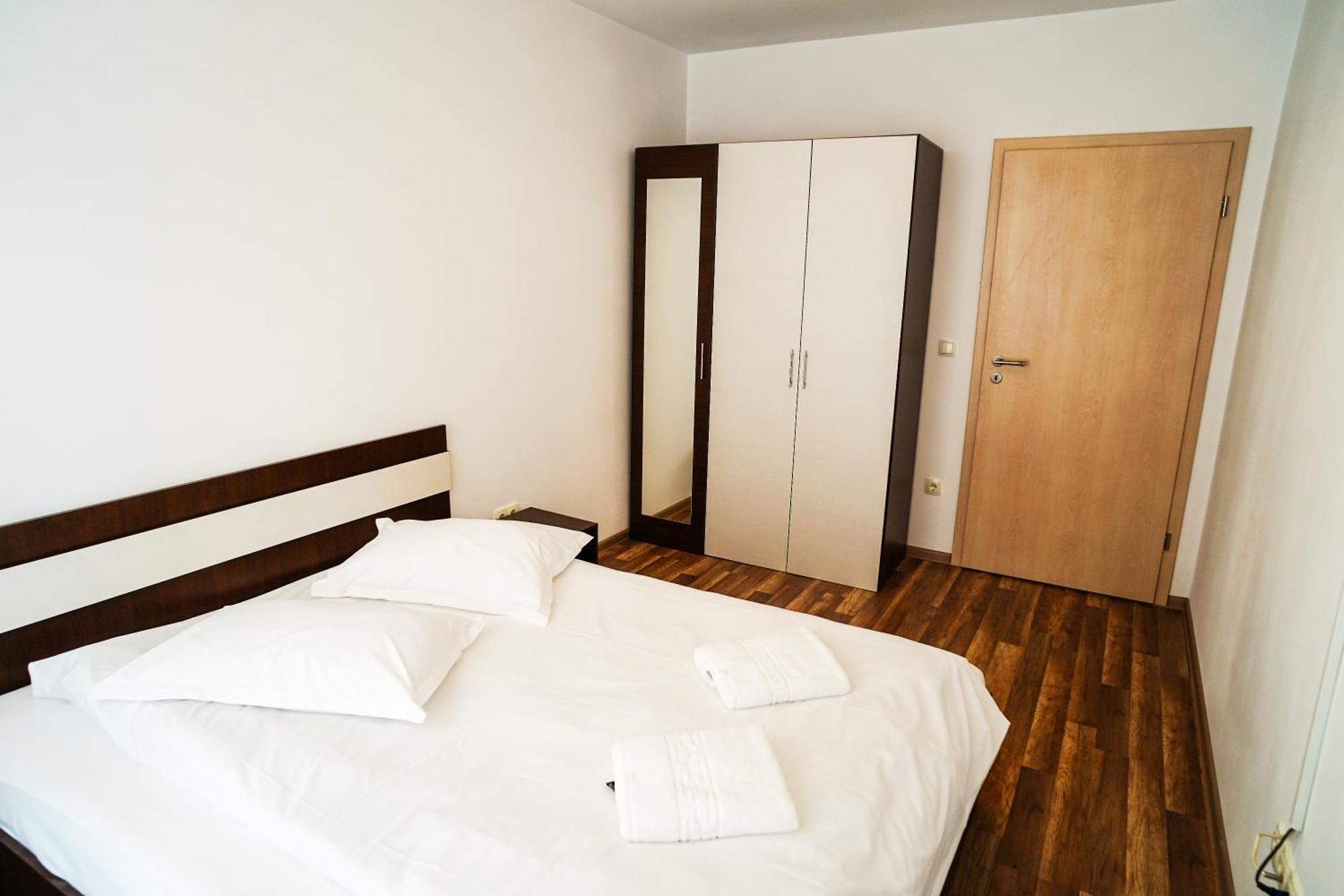 Mirandis - Comfort & Private Parking Near Coresi Mall Apartment