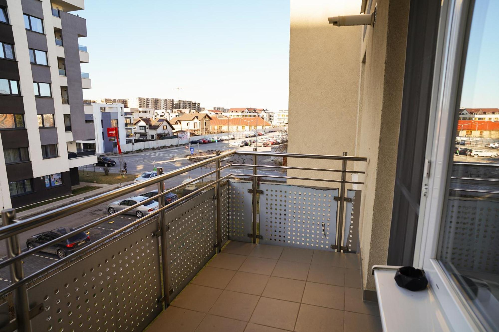 Mirandis - Modern With Free Parking Near Coresi Mall Apartment