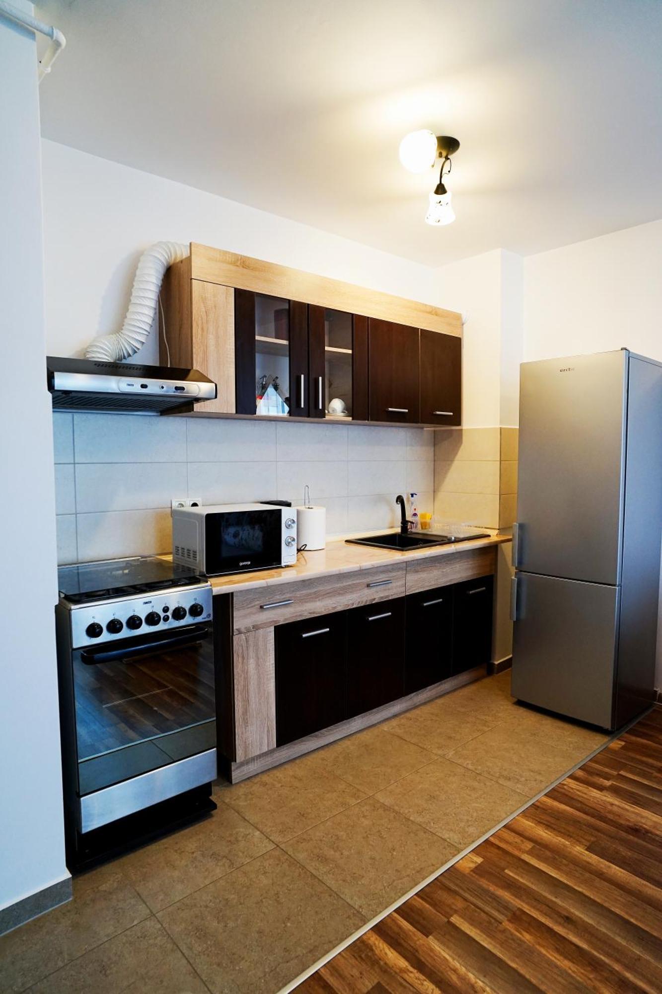Mirandis - Modern With Free Parking Near Coresi Mall
