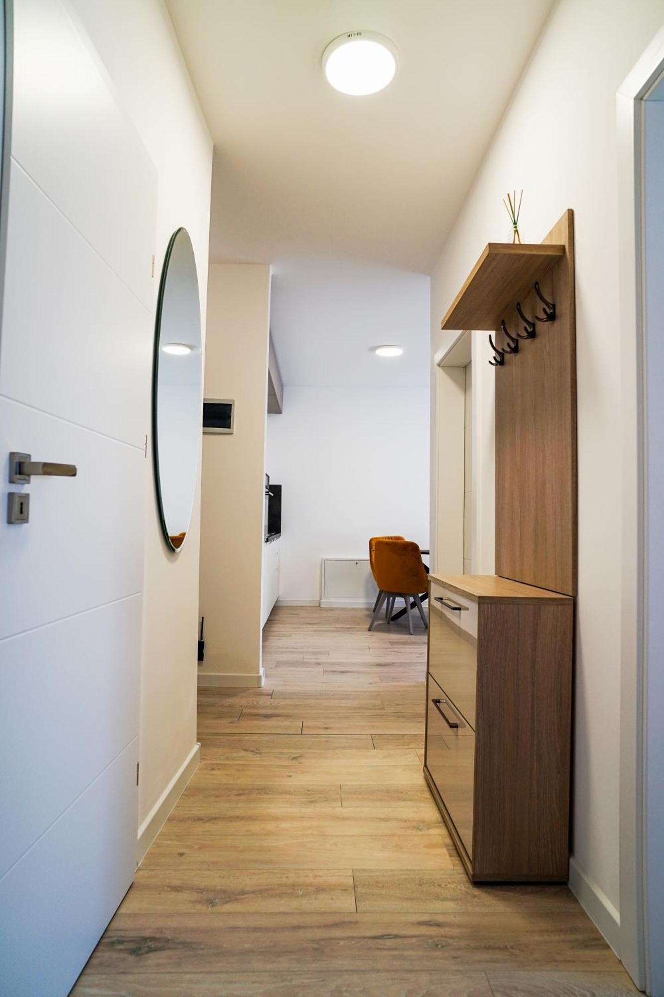 Apartament Mirandis - Comfort & Private Parking Near Coresi Mall *