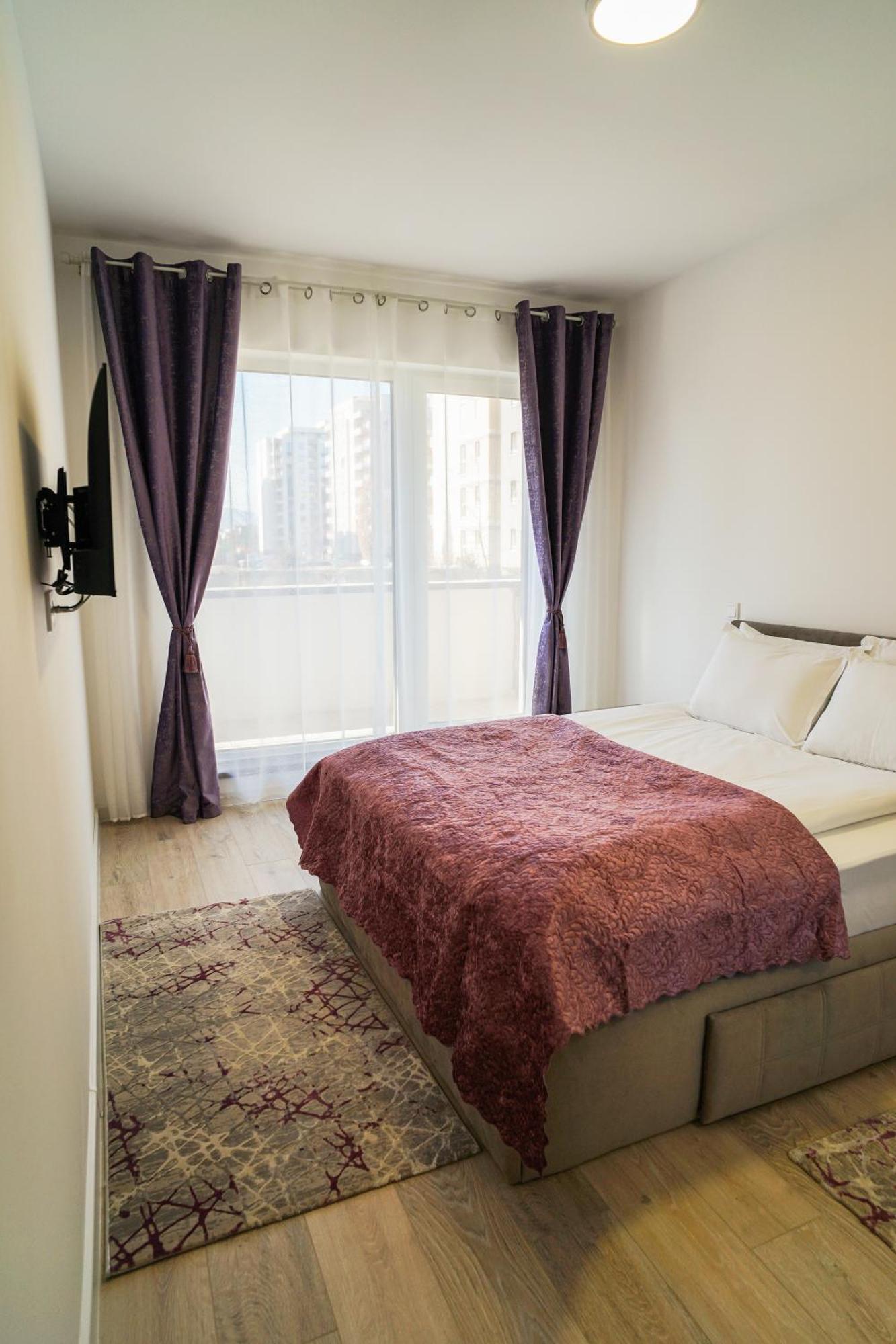 Apartment Mirandis - Modern With Free Parking Near Coresi Mall