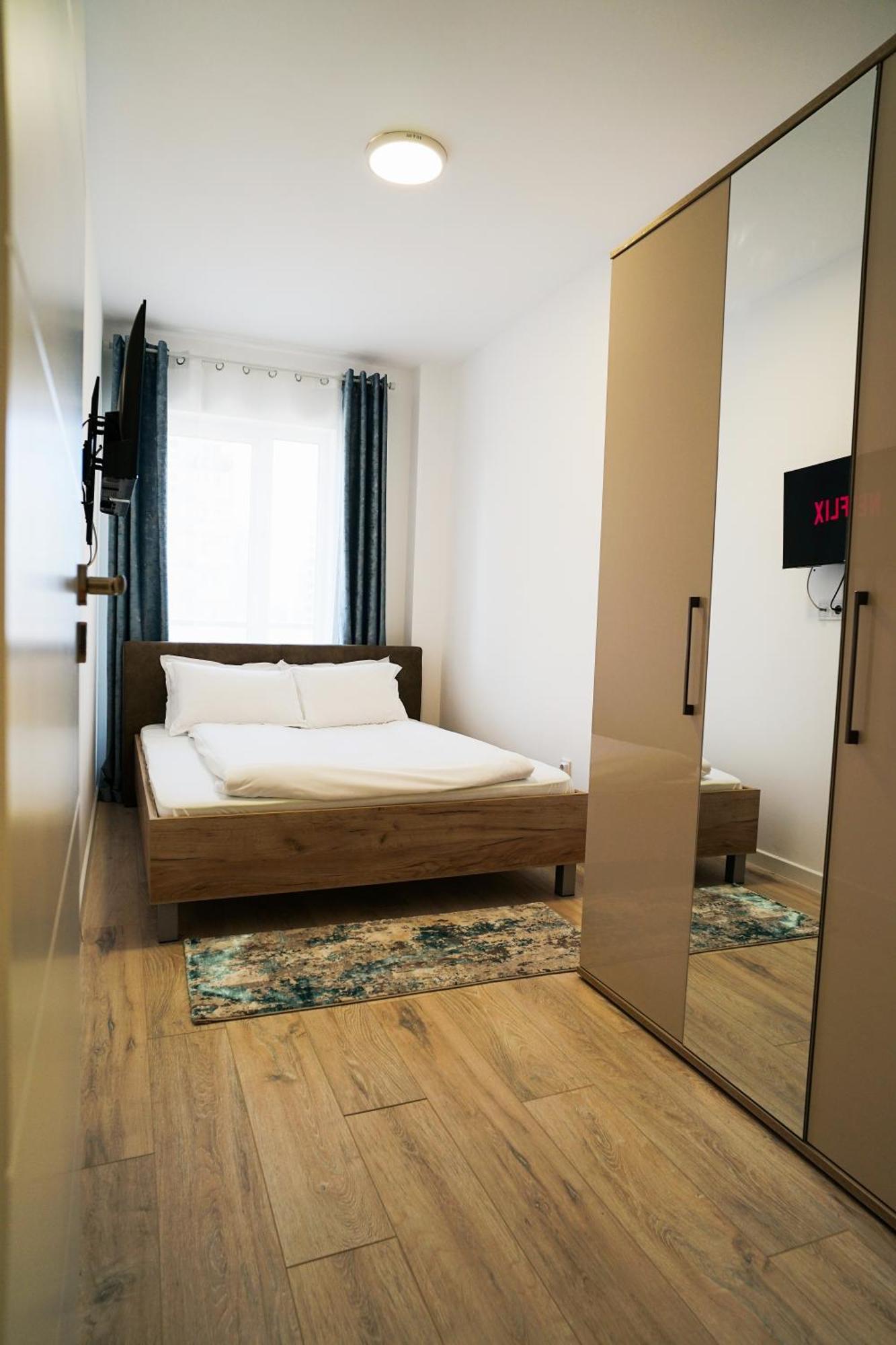 Mirandis - Modern With Free Parking Near Coresi Mall Apartment *