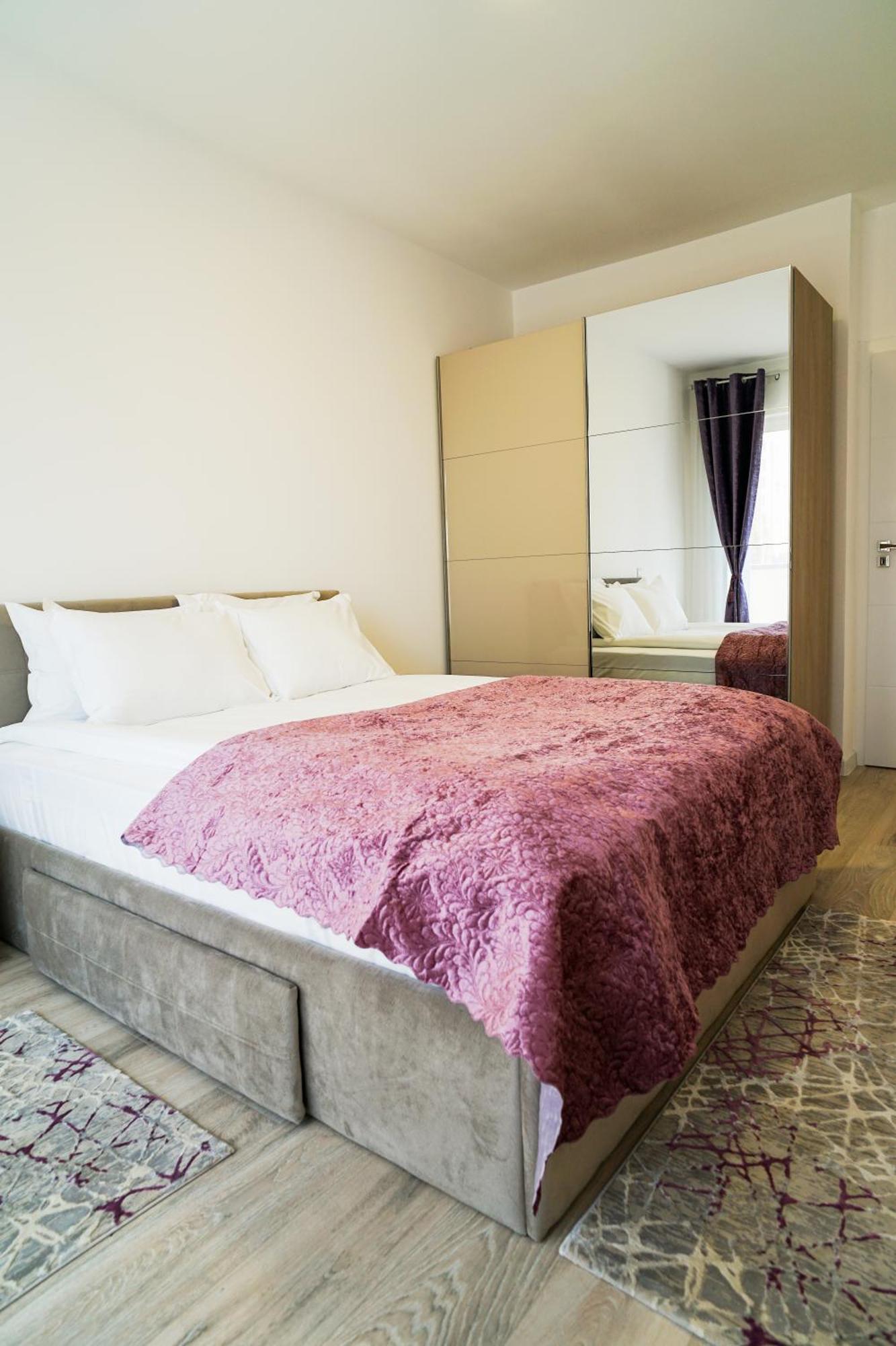 Mirandis - Modern With Free Parking Near Coresi Mall Apartment