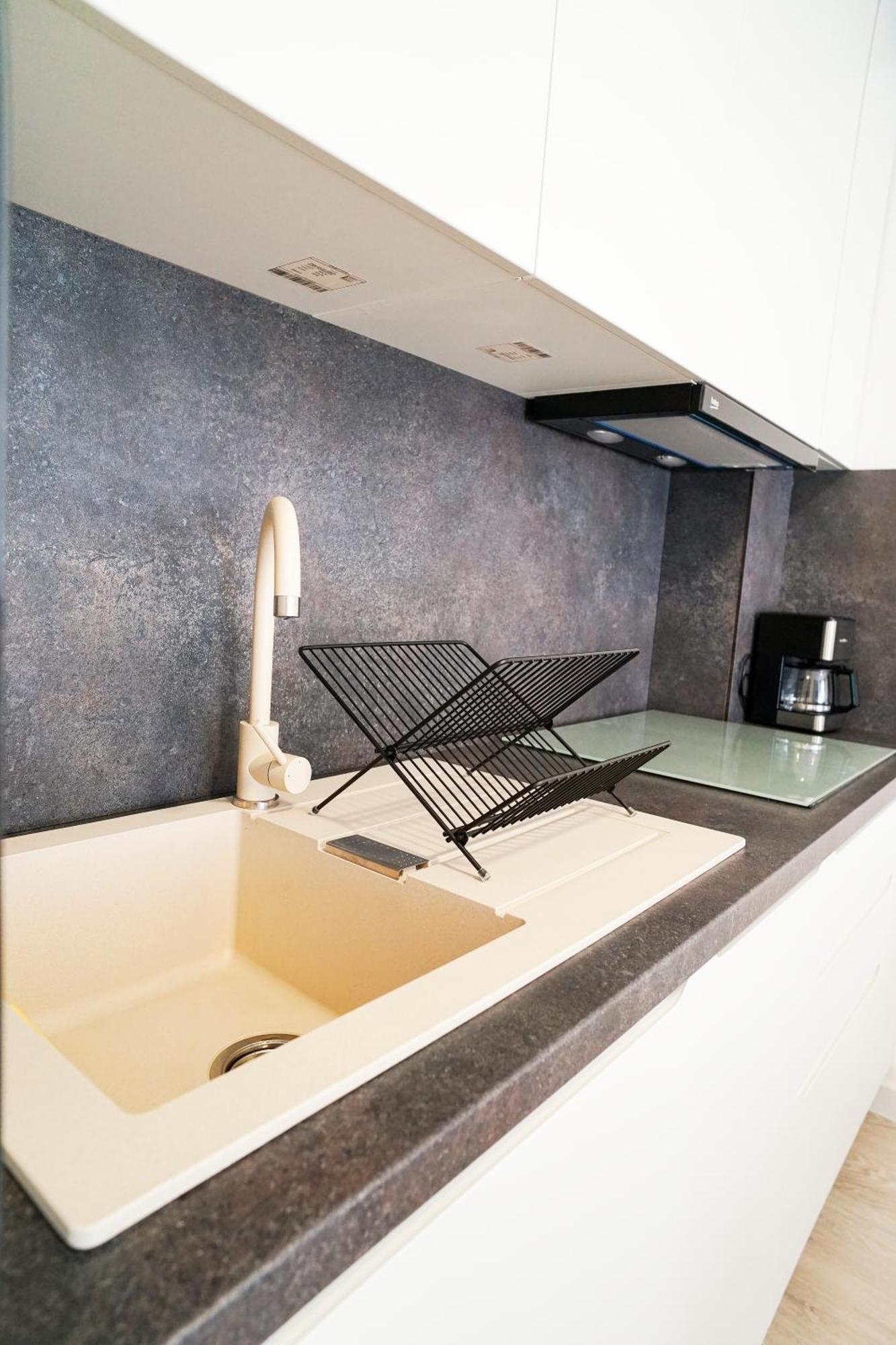 Mirandis - Comfort & Private Parking Near Coresi Mall Apartament