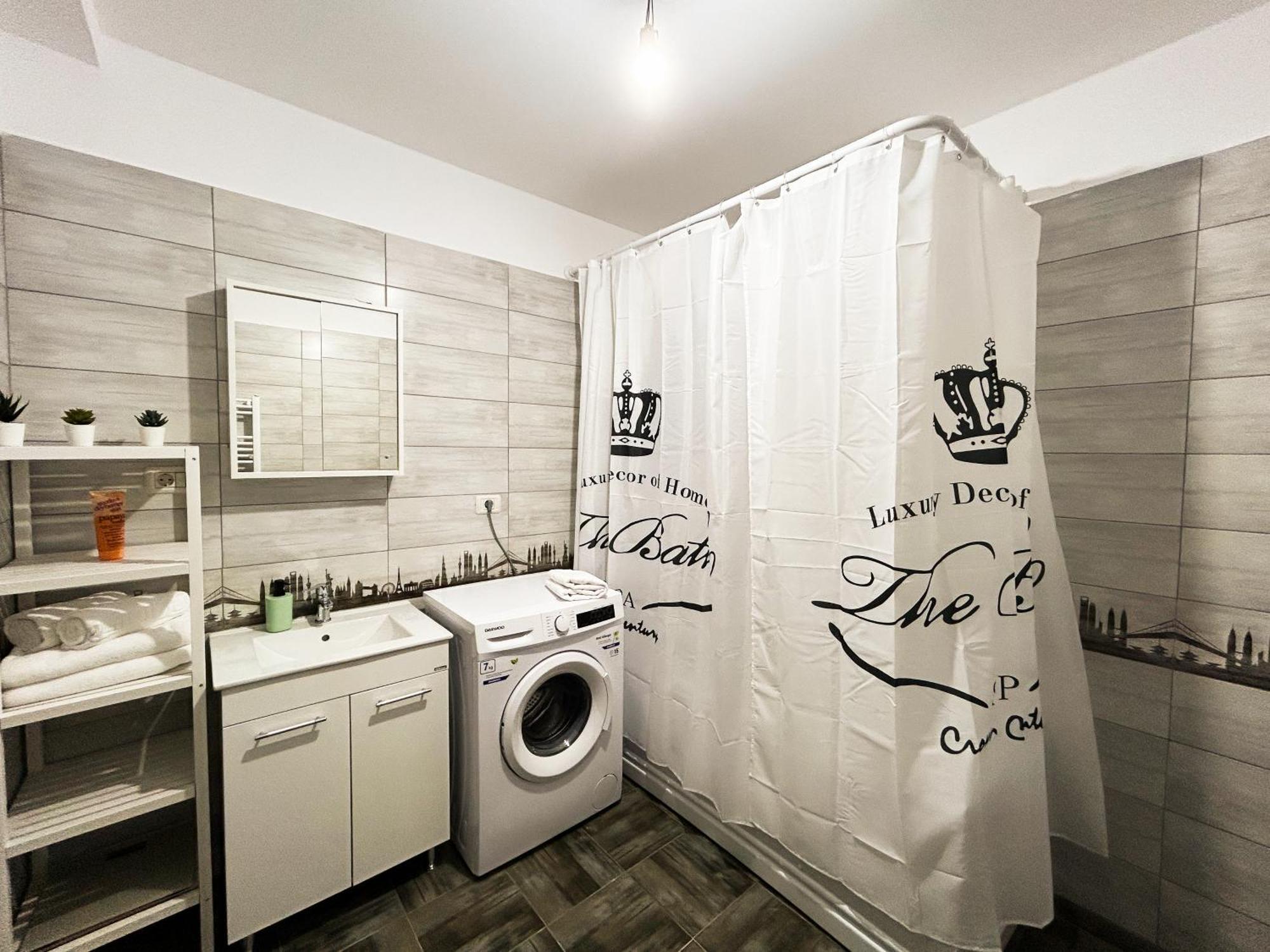 Mirandis - Modern With Free Parking Near Coresi Mall Appartamento