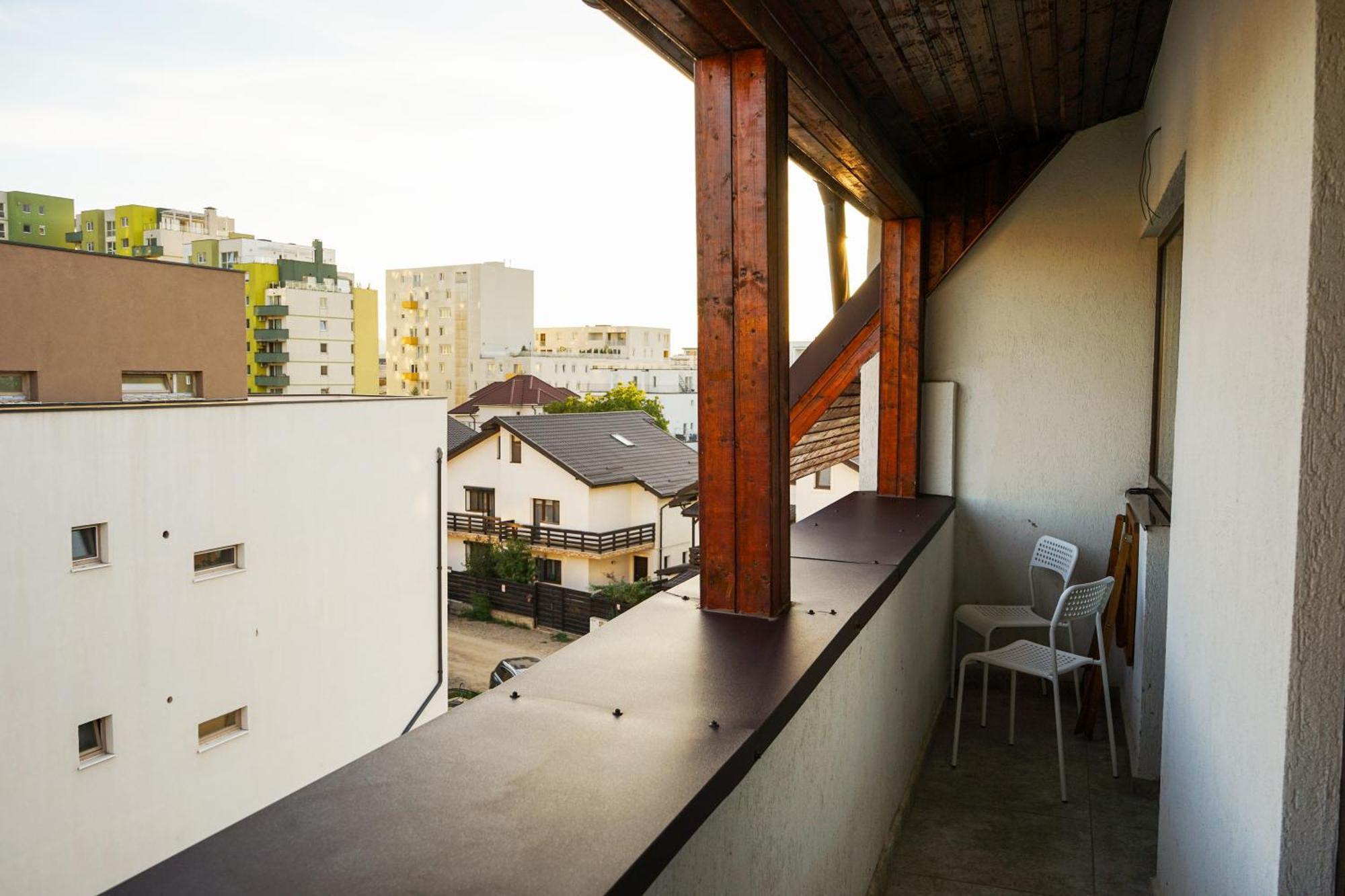 Mirandis - Modern With Free Parking Near Coresi Mall Apartment